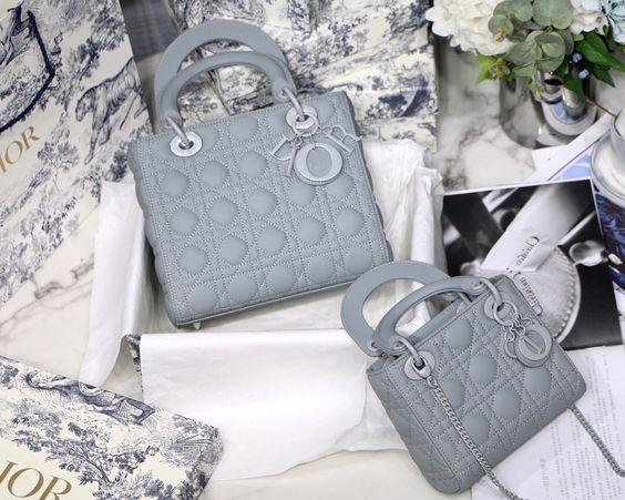 7款上班必備的優雅知性「奶灰色手袋」!Dior、Celine大容量高貴脫俗的氣質之選