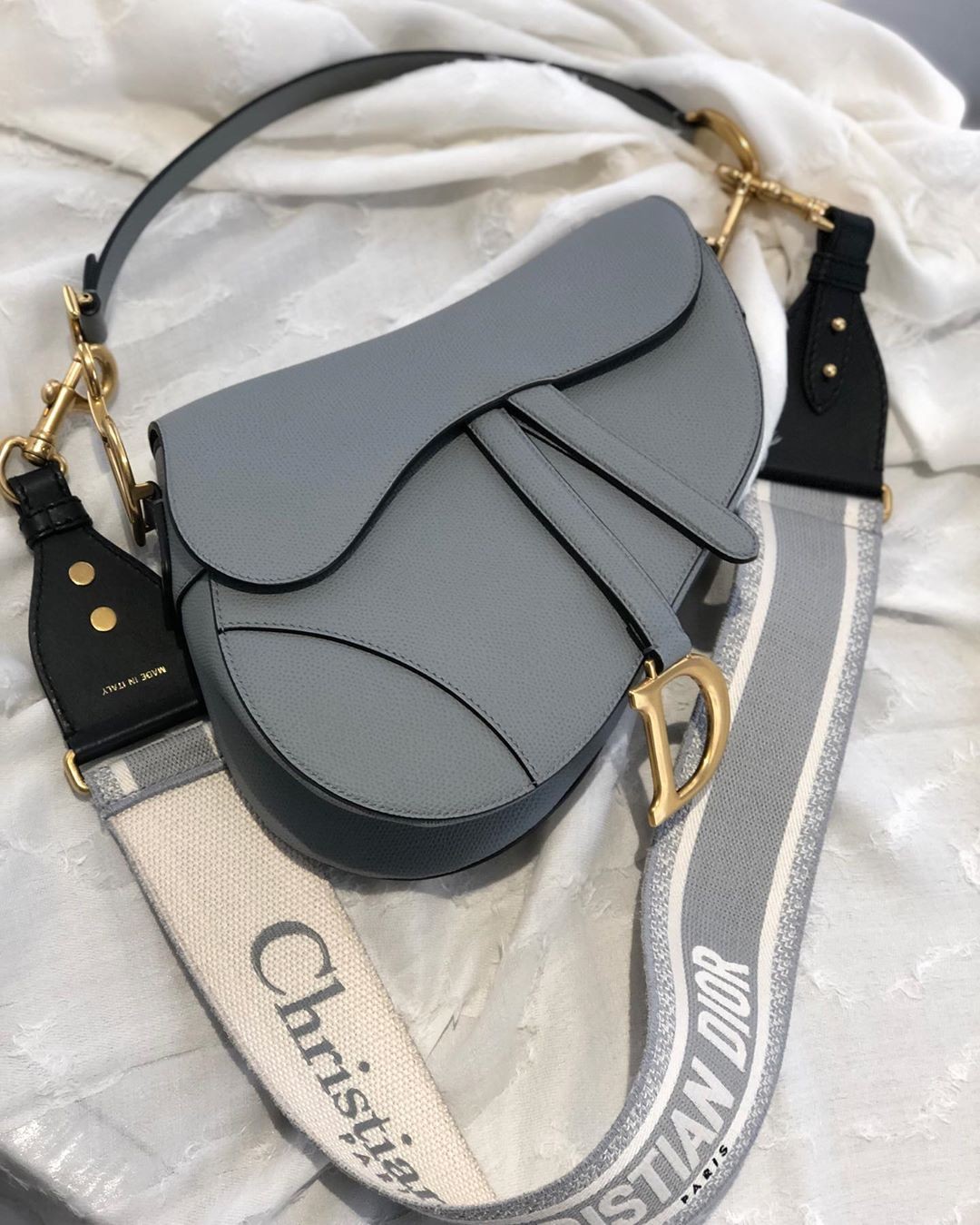 Dior Saddle Bag以馬鞍形翻蓋突圍而出,其極具特色的設計也瞬間引起時尚界的注意,搭配「D」型馬鐙式磁扣和馬鞍形翻蓋