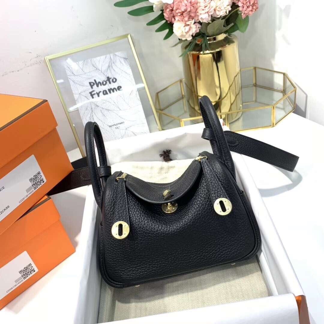 「Hermès Lindy Mini」手袋與別不同之處就是它不喜歡挺身感,反而更著重於手袋的垂墜感設計,所以都是以Clemence、Evercolor 和 Swift柔軟度較高的皮革製作