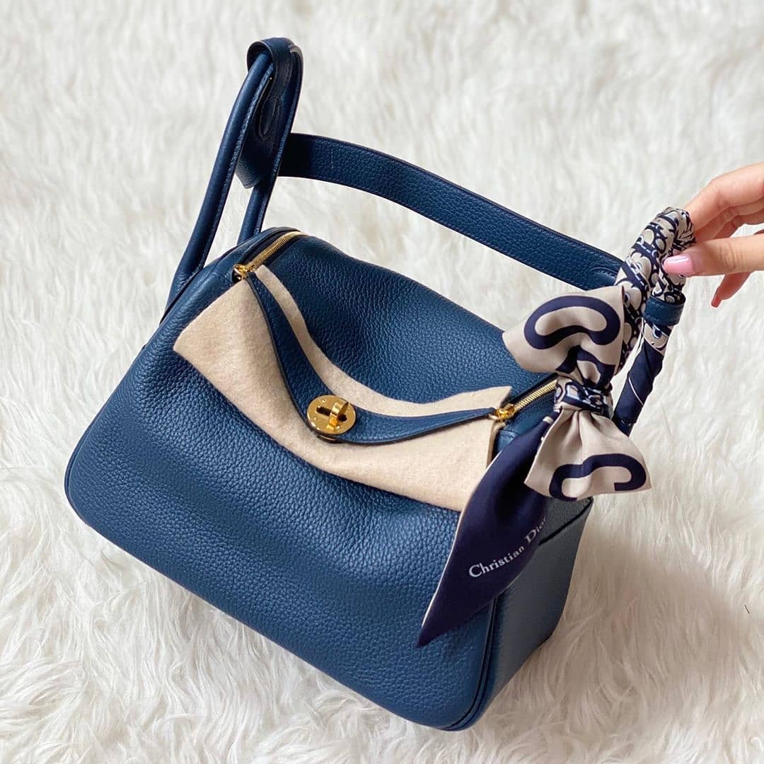 「Hermès Lindy Mini」手袋的手挽位置加入Hermès的小絲巾,不但夠亮眼,而且有個性的造型更顯全場矚目,贏得旁人艷羨的目光~