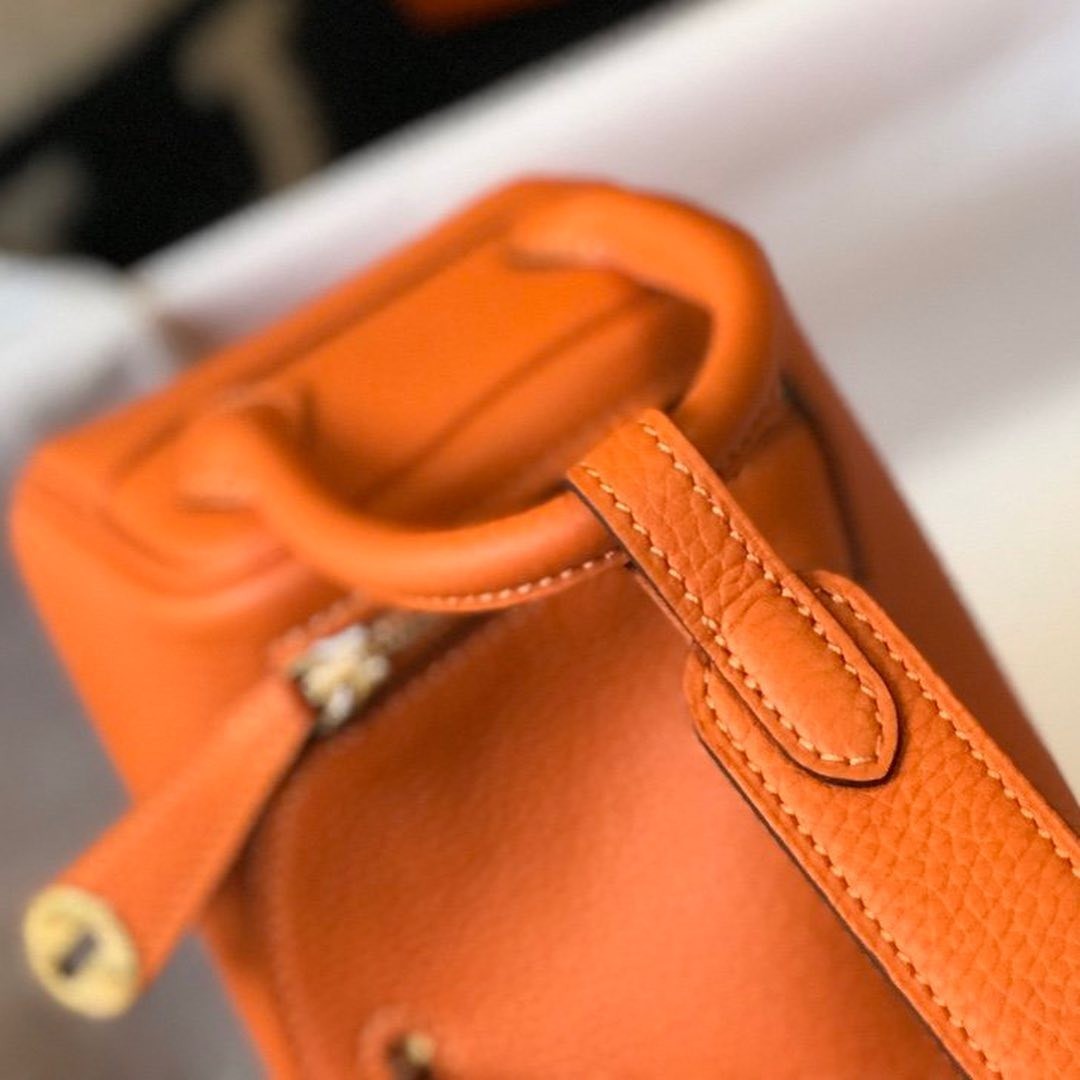 Hermès Lindy Mini為了讓你收納得更整齊,在手袋兩側是附有小貼袋,這樣就可以放一些平日較常拿出來的小物,如紙巾、卡片、消毒洗手液、八達通等