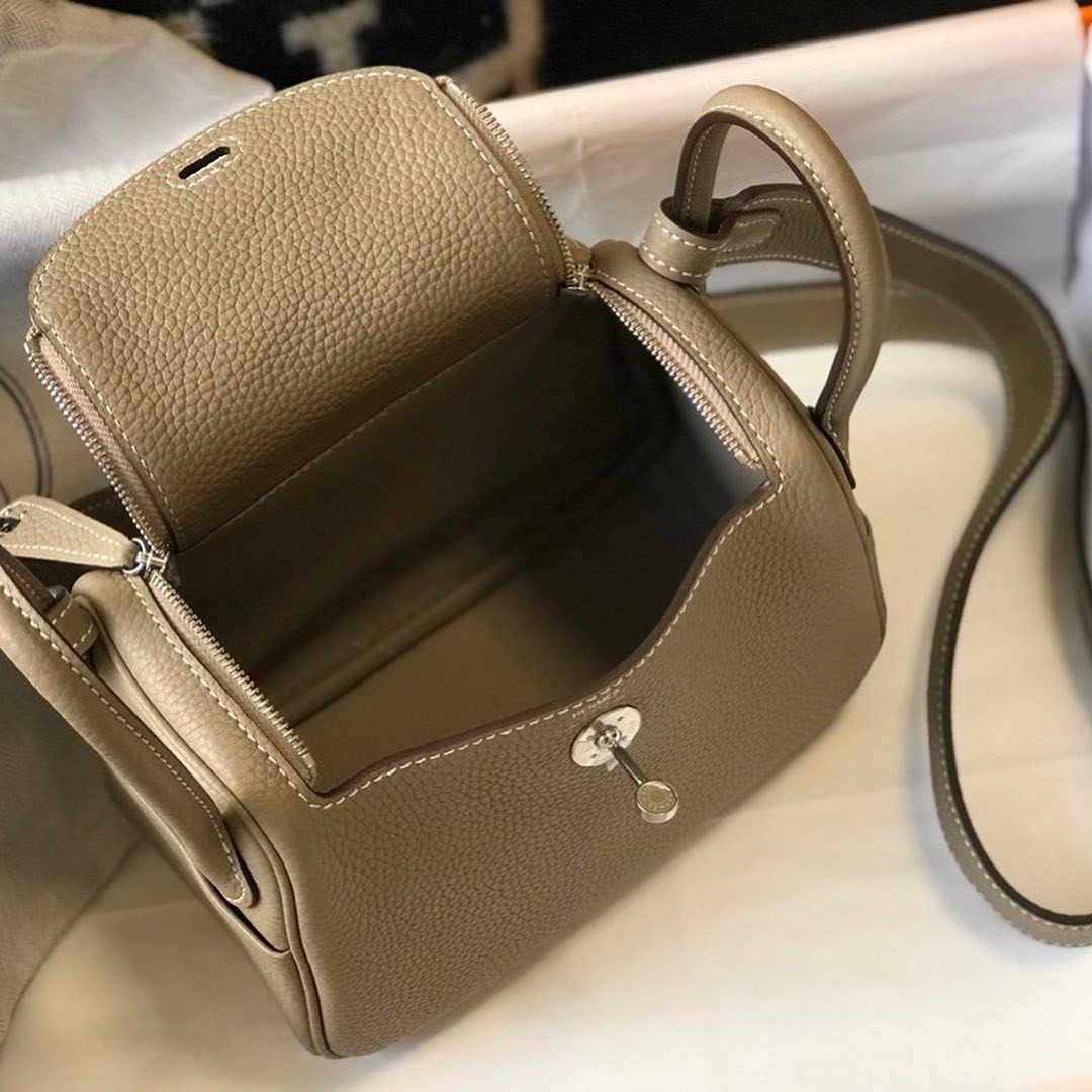 「Hermès Lindy Mini」是在Lindy系列中最小巧一個的款式,別看它小巧精緻,其實它可收納的容量還真不少