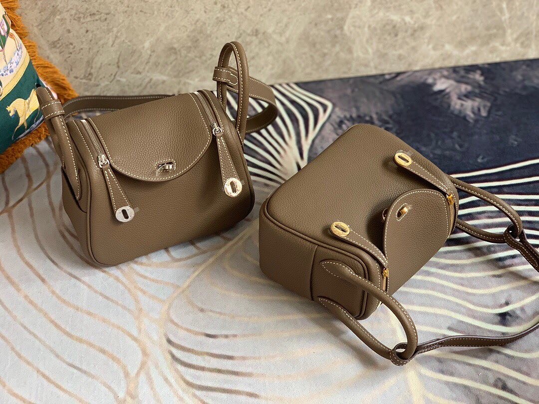 Hermès Lindy Mini手袋尺寸為長19.5 cm、高12.5 cm,但是因為本身沒有甚麼的間隔,而且又很挺身,所以絕對可以裝得下短銀包、鑰匙、手機及一點點化妝品