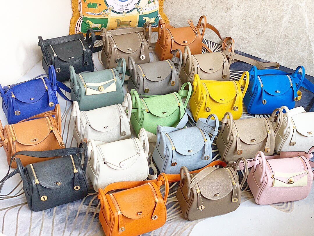 雖然「Hermès Lindy Mini」手袋推出不久,但是因為一推出就大受歡迎的它,爭相被Hermès粉絲搶購,品牌很快就注入了更多不同色調
