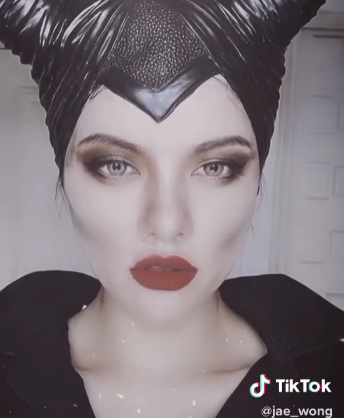 想不到原來扮公主也可以爆紅成名！全因她們扮得十分相似，撇除妝容之外，就連動作神情也非常入型入格！