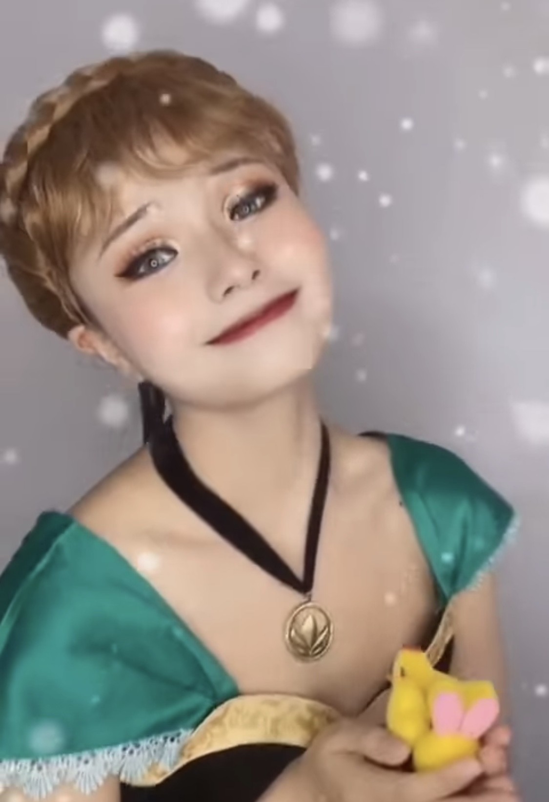 想不到原來扮公主也可以爆紅成名！全因她們扮得十分相似，撇除妝容之外，就連動作神情也非常入型入格！