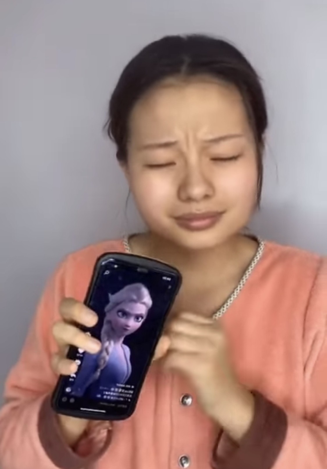 想不到原來扮公主也可以爆紅成名！全因她們扮得十分相似，撇除妝容之外，就連動作神情也非常入型入格！