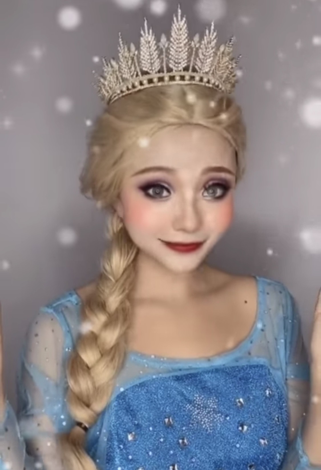 想不到原來扮公主也可以爆紅成名！全因她們扮得十分相似，撇除妝容之外，就連動作神情也非常入型入格！