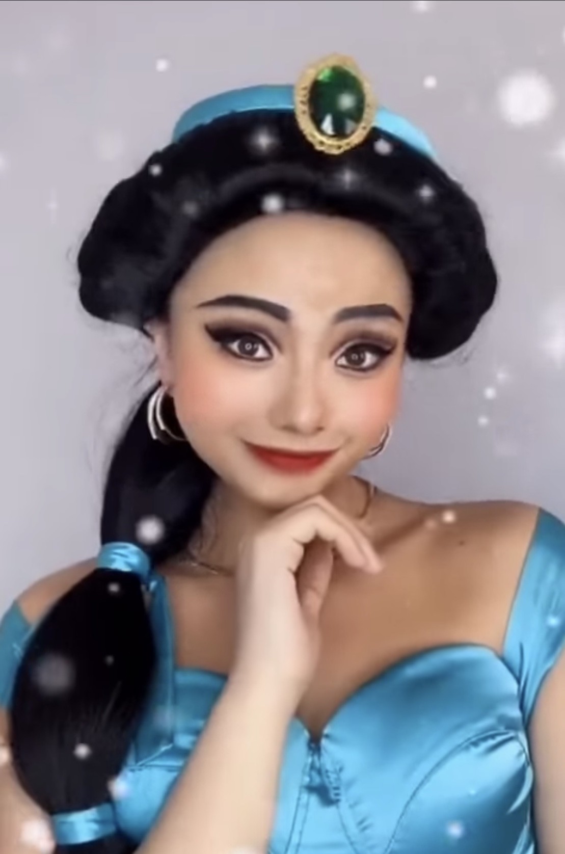 想不到原來扮公主也可以爆紅成名！全因她們扮得十分相似，撇除妝容之外，就連動作神情也非常入型入格！