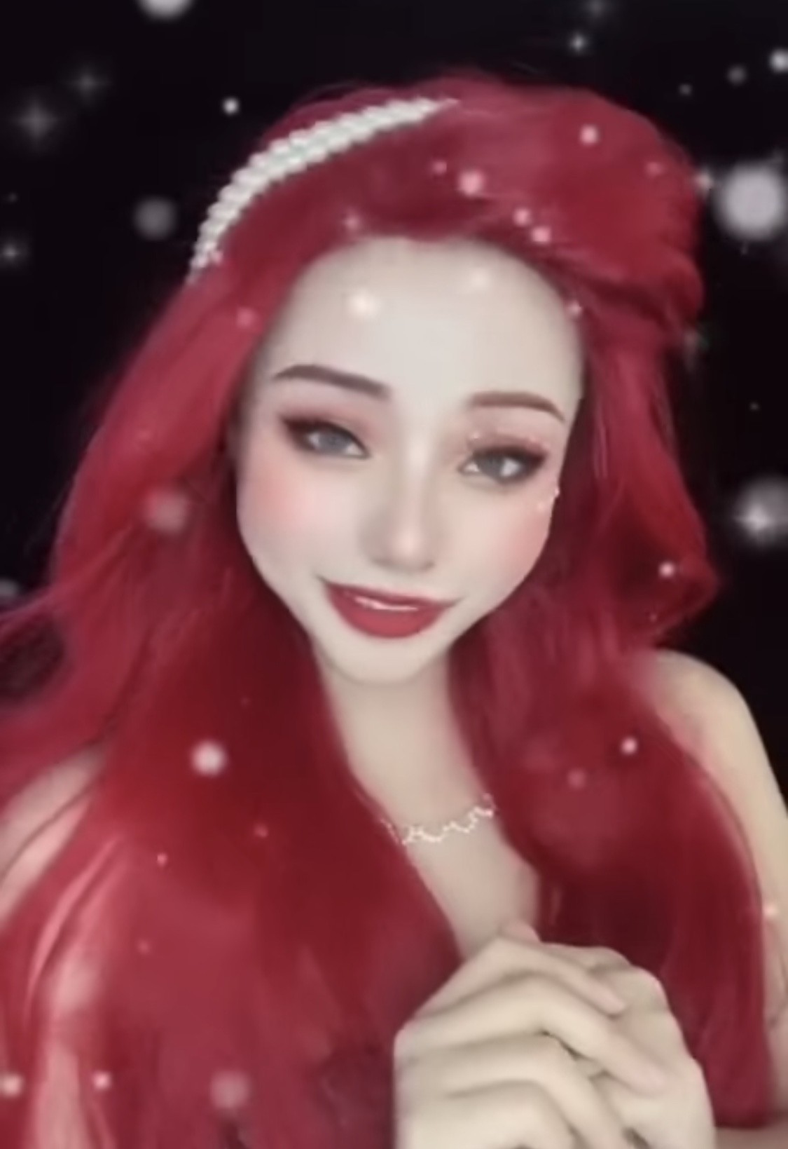 想不到原來扮公主也可以爆紅成名！全因她們扮得十分相似，撇除妝容之外，就連動作神情也非常入型入格！