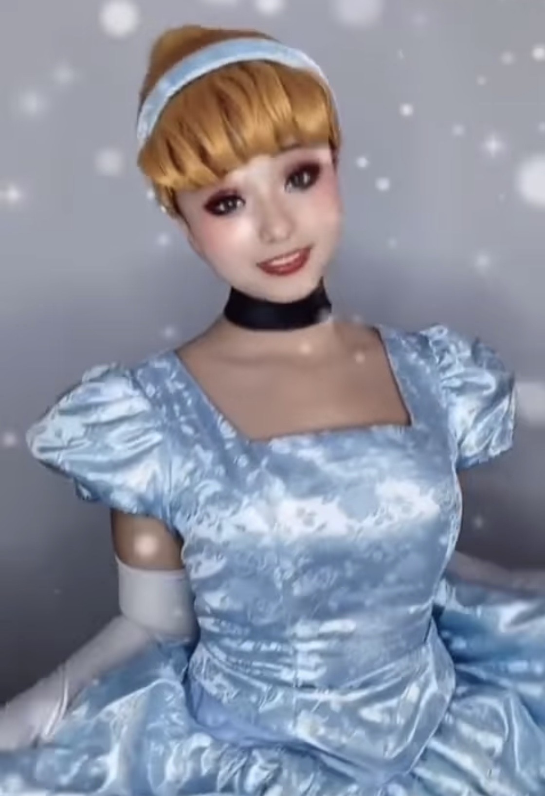 想不到原來扮公主也可以爆紅成名！全因她們扮得十分相似，撇除妝容之外，就連動作神情也非常入型入格！