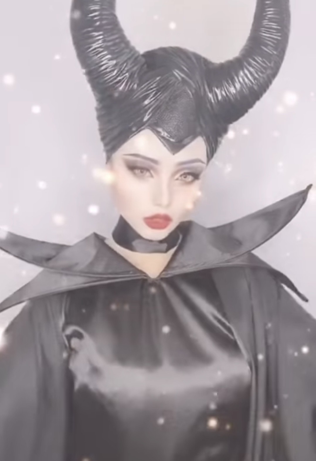 想不到原來扮公主也可以爆紅成名！全因她們扮得十分相似，撇除妝容之外，就連動作神情也非常入型入格！