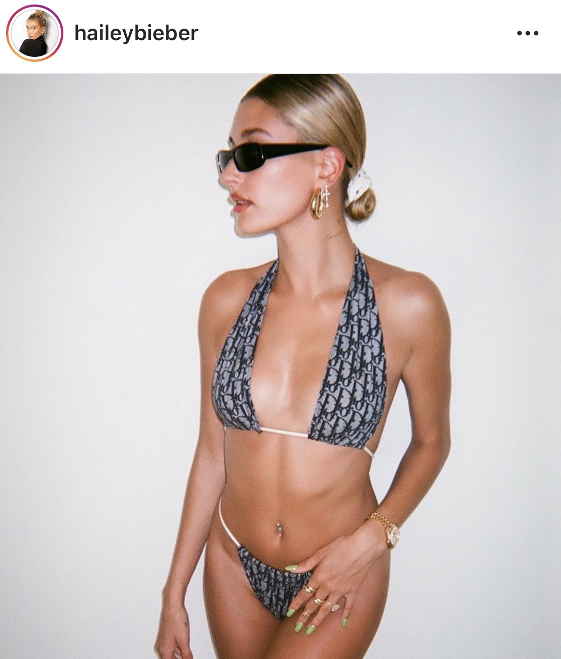 ,Justin Bieber的老婆,Hailey Baldwin Bieber亦在家居隔離期間於IG大曬這款泳衣,一眾圈中好友都大讚!加上復古眼鏡和首飾,貴氣十足。