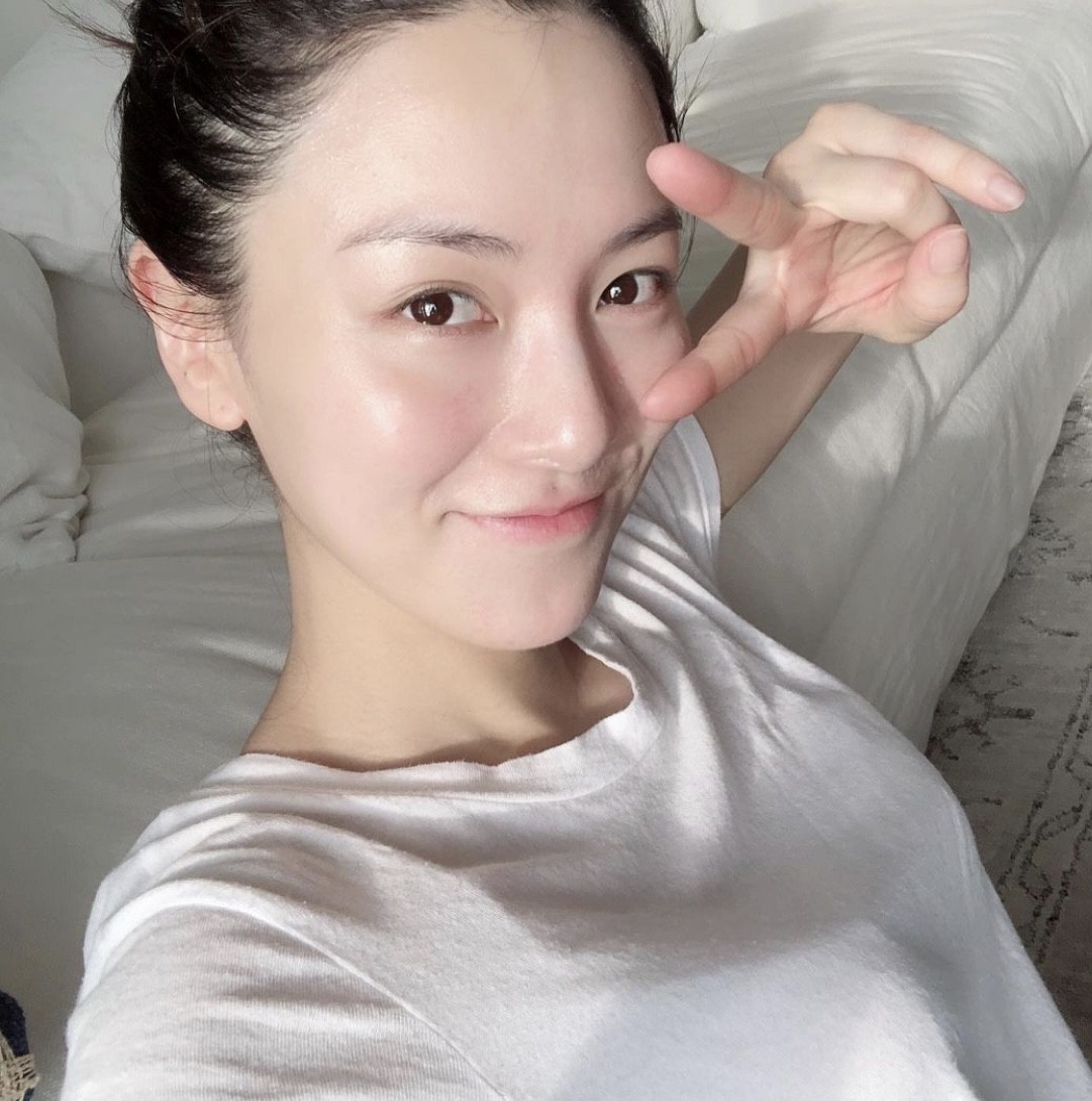 在家拍照的一大問題就是光線不足,拍照如果不夠光就會顯得暗沉和拍的隨便。充足的光線可以令皮膚看起來超好,而且照片色調也會亮一點~