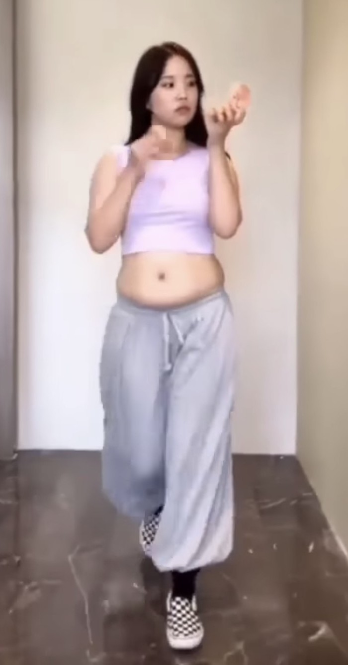 上身肥胖的女孩真的要學會這些藏肥肉絕技!穿一些短板挺身的上衣可以突出其他美美的部位,一秒變可愛!就算是嬌小的女生,穿膝蓋以上的短裙看起來也青春可愛~
