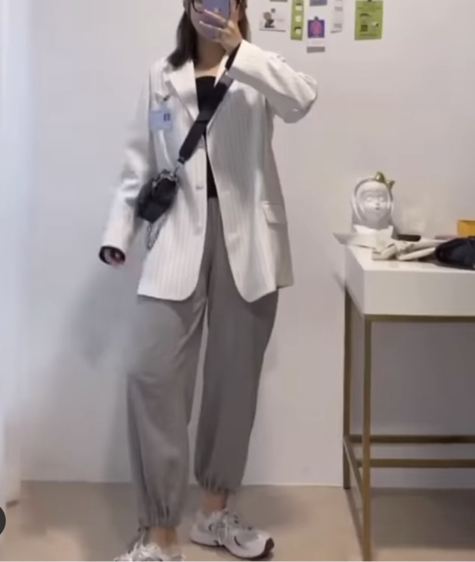 一位大肚腩加拜拜肉的女生只靠一件白色西裝褸,就襯出七款超顯瘦的衣服,一個星期都不用想穿甚麼了~看比例真的以為是高瘦女孩,仙氣滿滿,誰猜到裏面是個微胖女呢?!