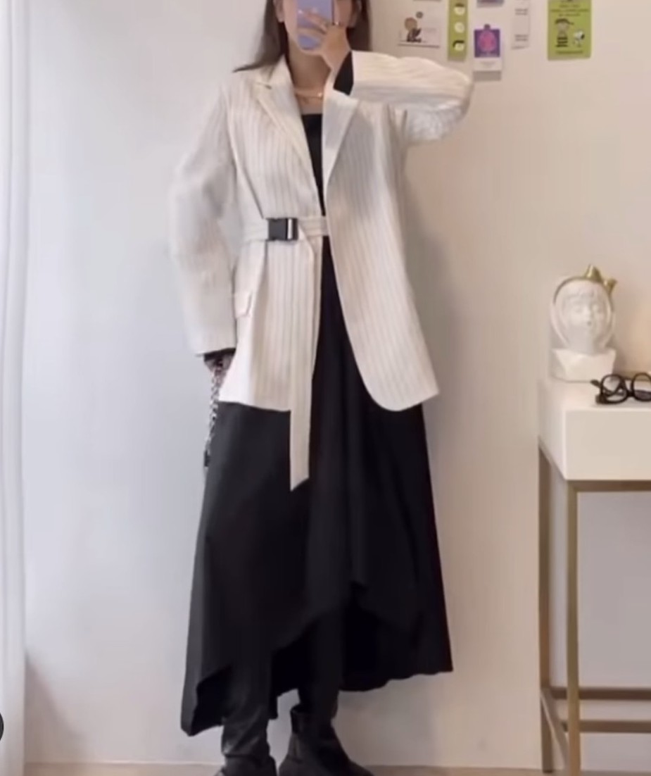 一位大肚腩加拜拜肉的女生只靠一件白色西裝褸,就襯出七款超顯瘦的衣服,一個星期都不用想穿甚麼了~看比例真的以為是高瘦女孩,仙氣滿滿,誰猜到裏面是個微胖女呢?!