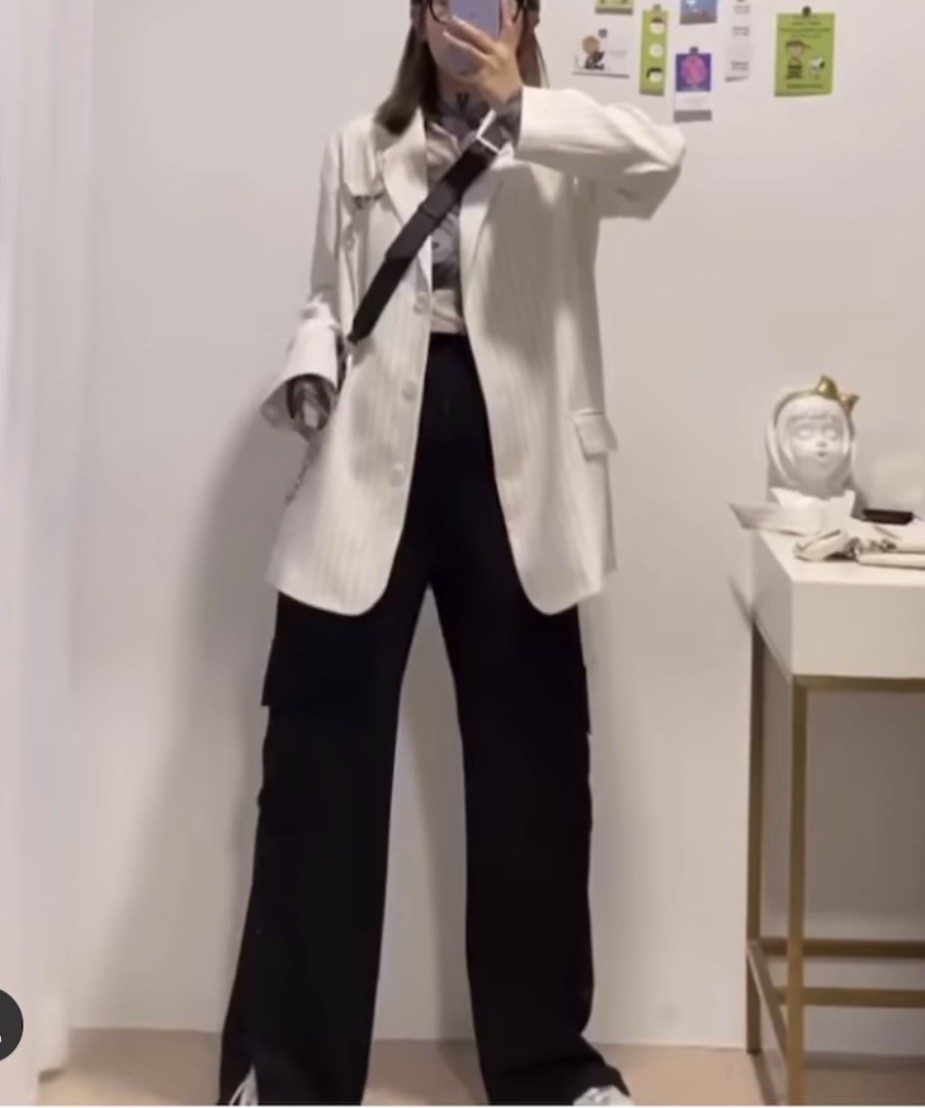 一位大肚腩加拜拜肉的女生只靠一件白色西裝褸,就襯出七款超顯瘦的衣服,一個星期都不用想穿甚麼了~看比例真的以為是高瘦女孩,仙氣滿滿,誰猜到裏面是個微胖女呢?!