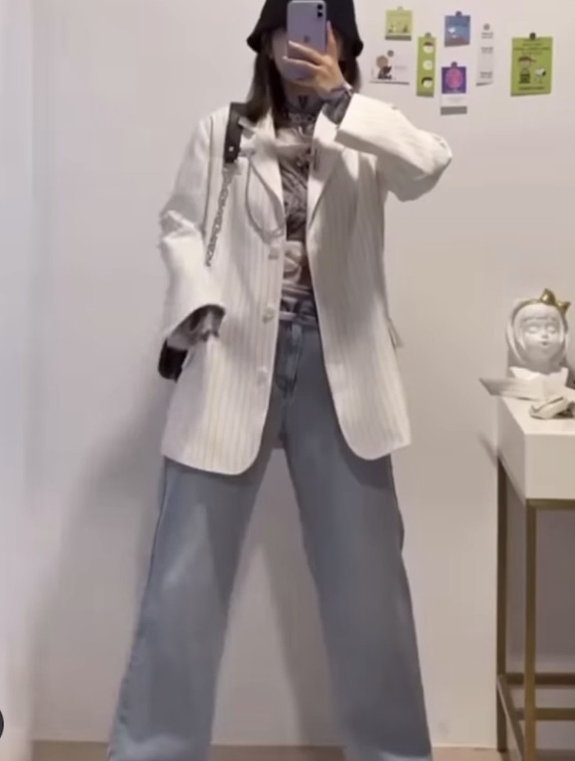 除了直條西裝可以顯高之外,加上皮帶也可以顯腰線。Oversize的衣服也可以露腿,因為上闊下窄的造型會顯瘦~完美隱藏肥肉!