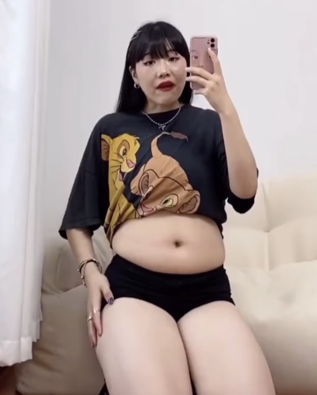散裙的百褶A字裙除了顯腰瘦可以有高雅的感覺~身材沒有線條的女生如果再穿上下都沒有線條版型的衣服會顯得很肥!
