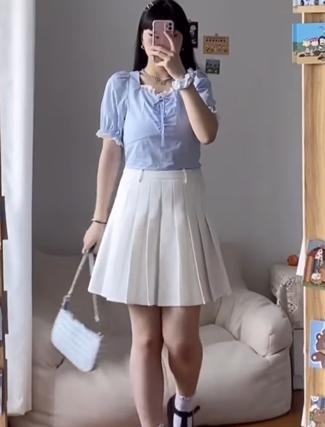 可以嘗試一下泡泡袖的衣服,因為可以加重肩膊的寬度,再加A字裙,讓最瘦最窄的地方落在腰中。