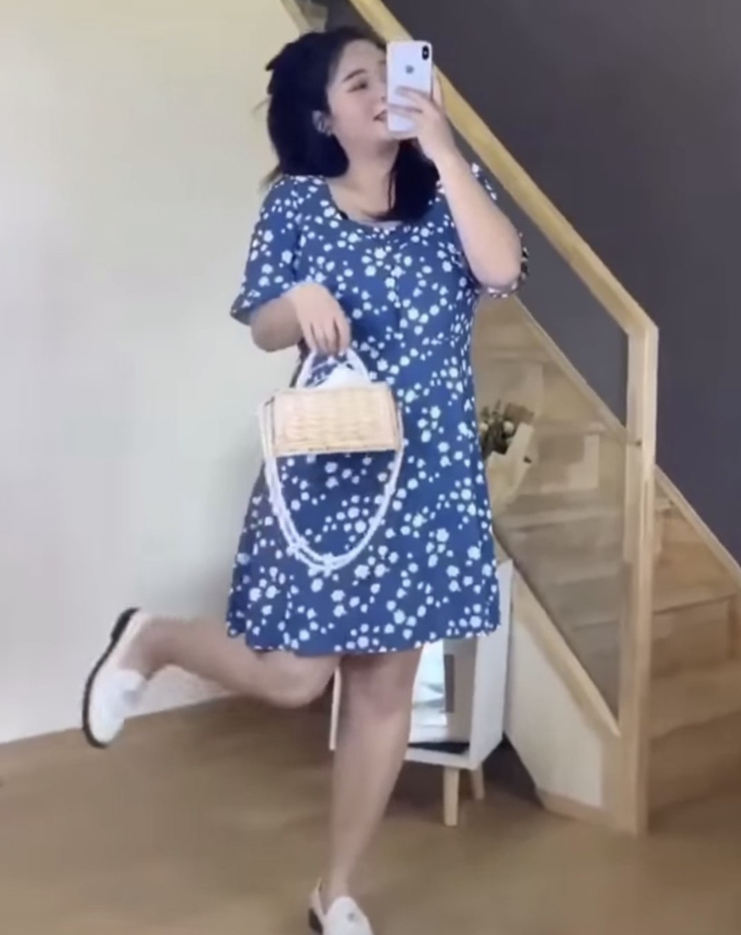 整體也肥的女生,就穿個長裙都遮住就好了,超方便~看起來又少女心又比例高。百褶裙和帶波浪的長裙可以令肥肉的厚重感全都消失不見!