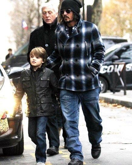 當然Johnny Depp不止是女兒漂亮,其實他的18歲兒子John Jack Christopher Depp III也一樣頂著超帥氣的高顏值,絕不輸姐姐Lily-Rose Depp。