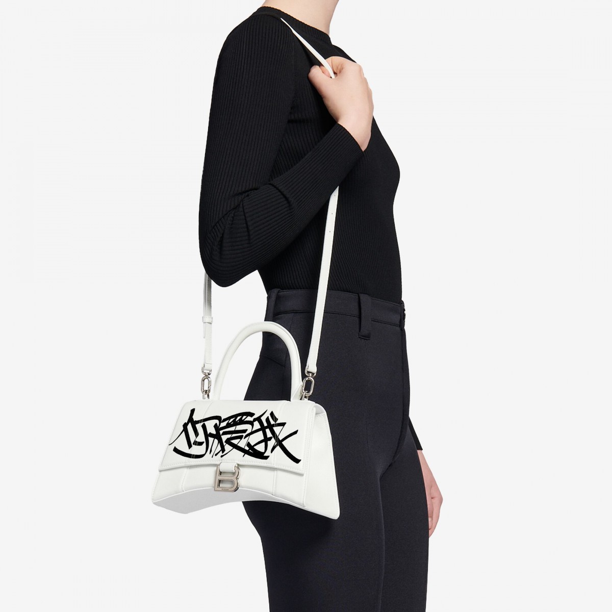 中國Balenciaga七夕「我愛你」漢字塗鴉手袋被嫌醜!內地網民:土到極致就是潮?