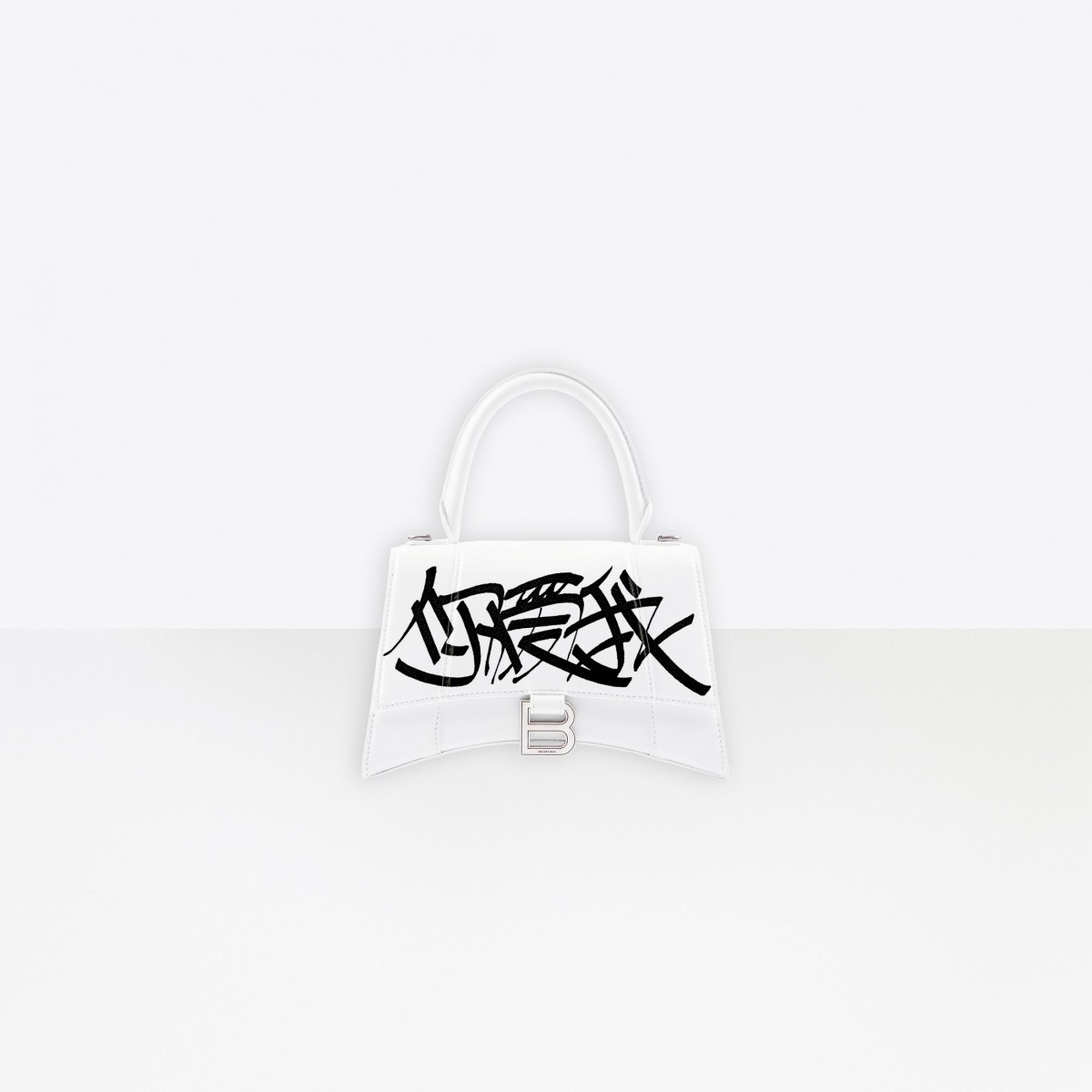 中國Balenciaga七夕「我愛你」漢字塗鴉手袋被嫌醜!內地網民:土到極致就是潮?
