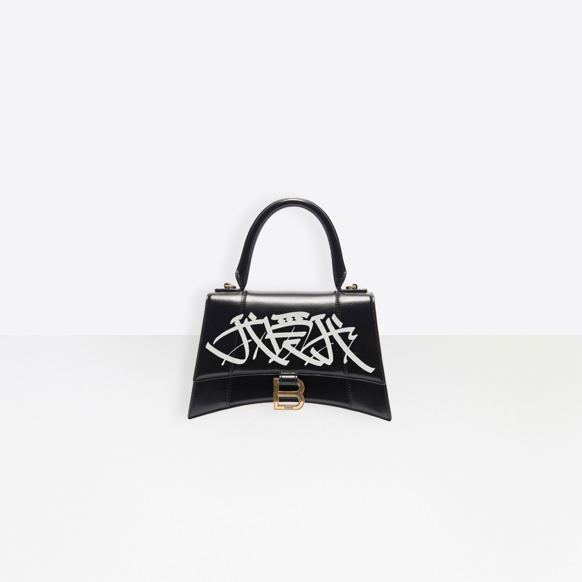 中國Balenciaga七夕「我愛你」漢字塗鴉手袋被嫌醜!內地網民:土到極致就是潮?