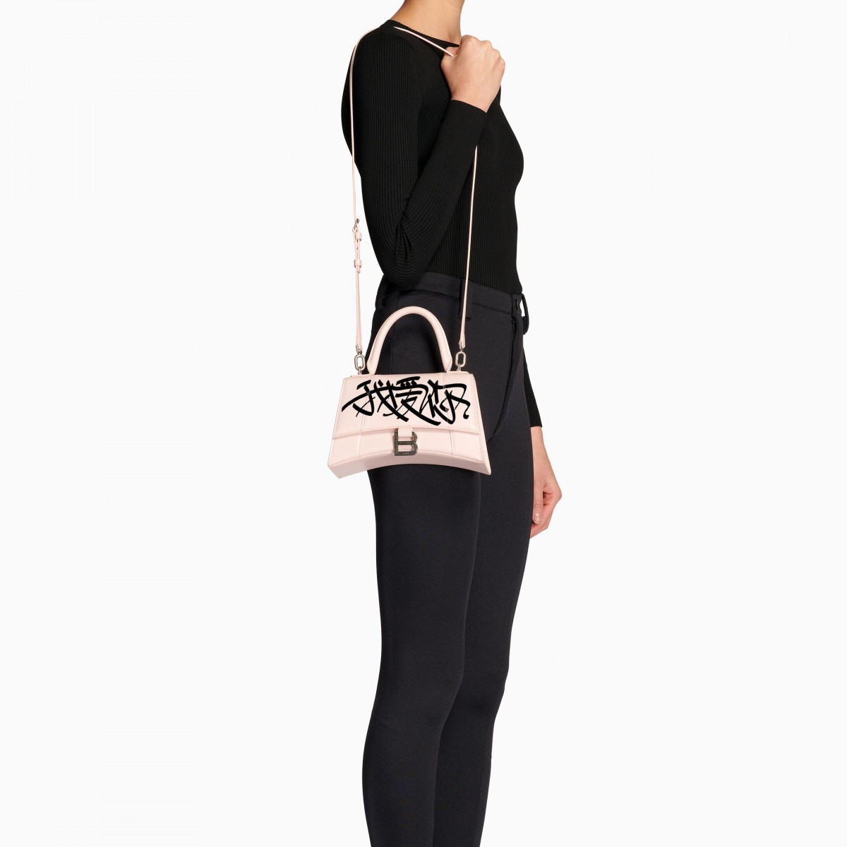 中國Balenciaga七夕「我愛你」漢字塗鴉手袋被嫌醜!內地網民:土到極致就是潮?