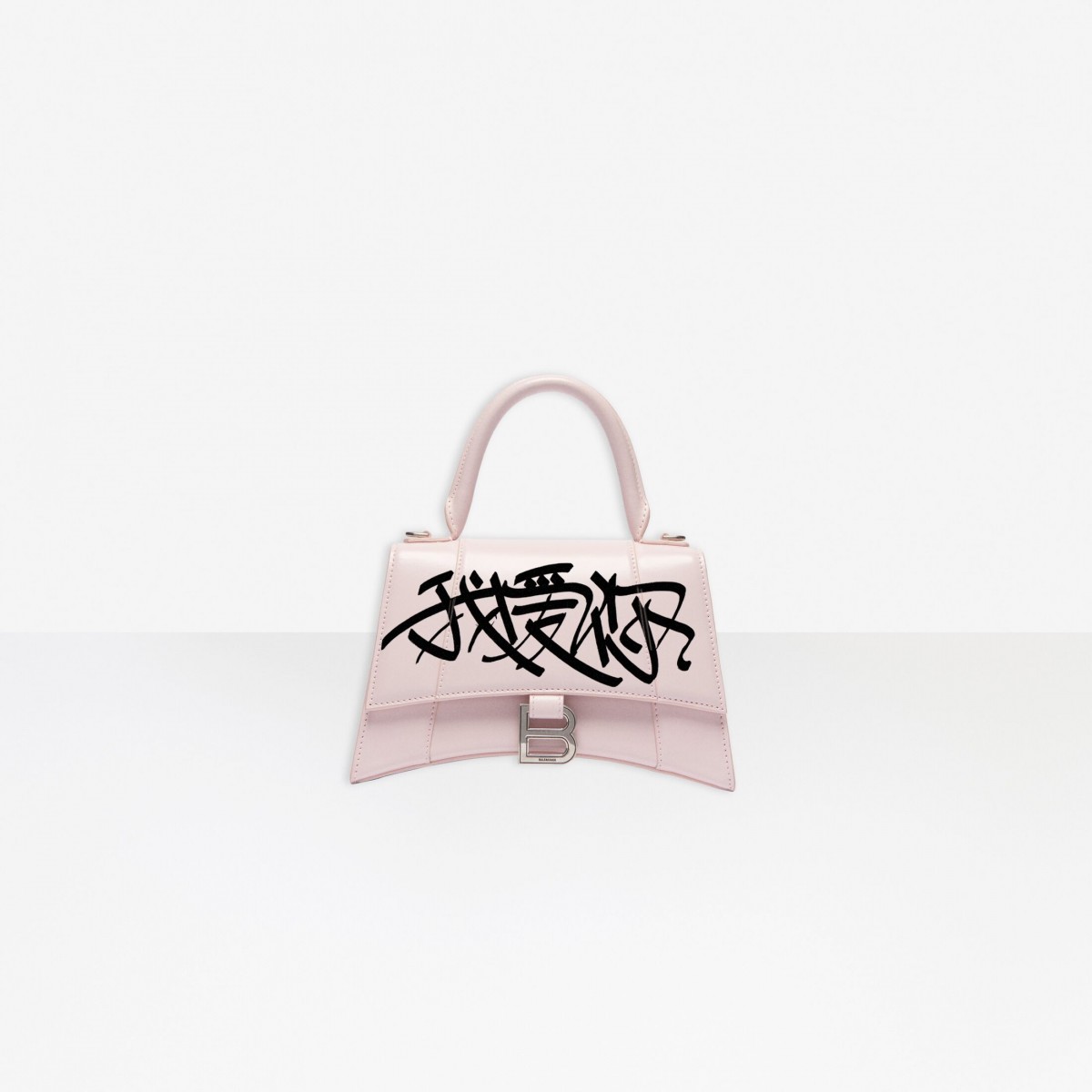 中國Balenciaga七夕「我愛你」漢字塗鴉手袋被嫌醜!內地網民:土到極致就是潮?