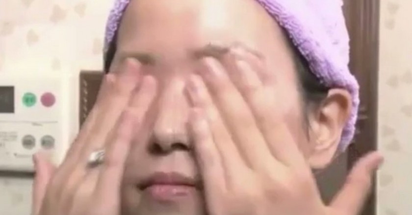 【眼部護理】在卸眼妝的時候,必須用化妝綿敷上卸妝油或卸妝水一會兒,耐心等待妝浮面