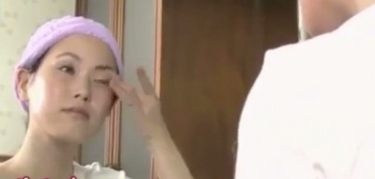 【大眼睛卸妝】當然,妝要卸得徹底,但是絕對不能用力對待脆弱的眼皮。