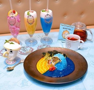 日本的Oh My Cafe 經常和迪士尼角色做期間限定的活動。不定時的聯乘會有不同的角色主題!整間Cafe都會佈置到超美,讓人置身於夢幻故事當中,過往就有冰雪奇緣和美女與野獸的主題辦過,反應超級熱烈。