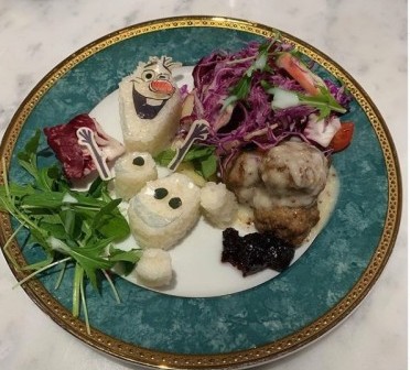 日本的Oh My Cafe 經常和迪士尼角色做期間限定的活動。不定時的聯乘會有不同的角色主題!整間Cafe都會佈置到超美,讓人置身於夢幻故事當中,過往就有冰雪奇緣和美女與野獸的主題辦過,反應超級熱烈。