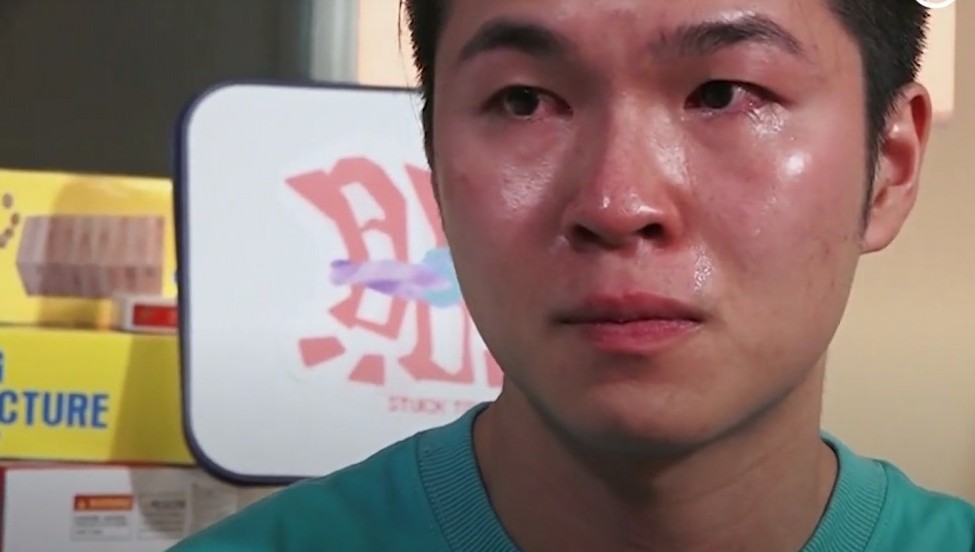 劇組交給他們一堆任務,要他們幫挖耳屎和一起看AV。過程中他們認識了真正的對方,成功令關係破冰。原來疏遠的關係和隔膜是真的可以從溝通和認識中拉近距離~