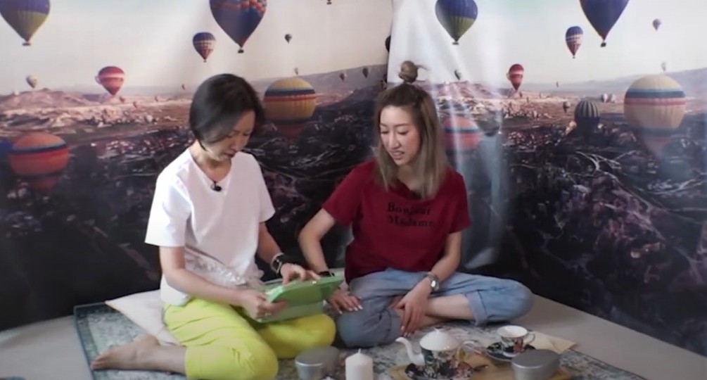 第三對是一對母女,母女的關係理應最親近,始終血濃於水,但是現今家庭大多缺乏與家人溝通的情況很常見。這一對母女的關係不算太差,但又曾經有心結但又尚未解開。藉著這個機會,他們可以把話說開來