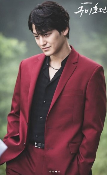另一位男主角金汎,飾演「李郎」是李棟旭同父異母的弟弟,有著「人類與九尾狐」的血統。男二也有超高顏值,性格愛開玩笑、穿著華麗時尚。