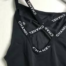 在胸口的橡筋帶有兩個Chanel logo,交叉背帶而且小露背,低調性感,更有些令人目不轉睛的detail位,好精緻!