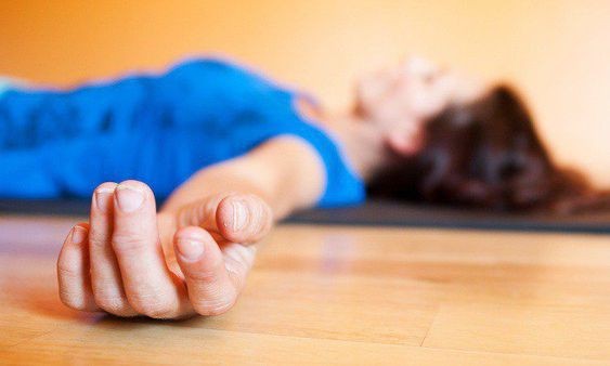 瑜珈,懶人運動,運動,失眠,放鬆,大休息法, 攤屍式