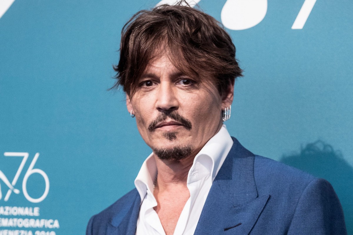 臉上也略現細紋,不過以現時57歲的Johnny Depp尊尼特普來說,已經算保養得不錯,至少帥氣度仍在。