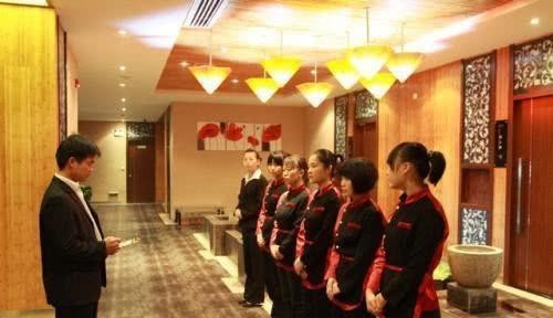 設立了「巡檢員」監督顧客有否浪費食物。他們亦要求廚師切雞屁股是不能切掉太多,以免浪費掉太多肉