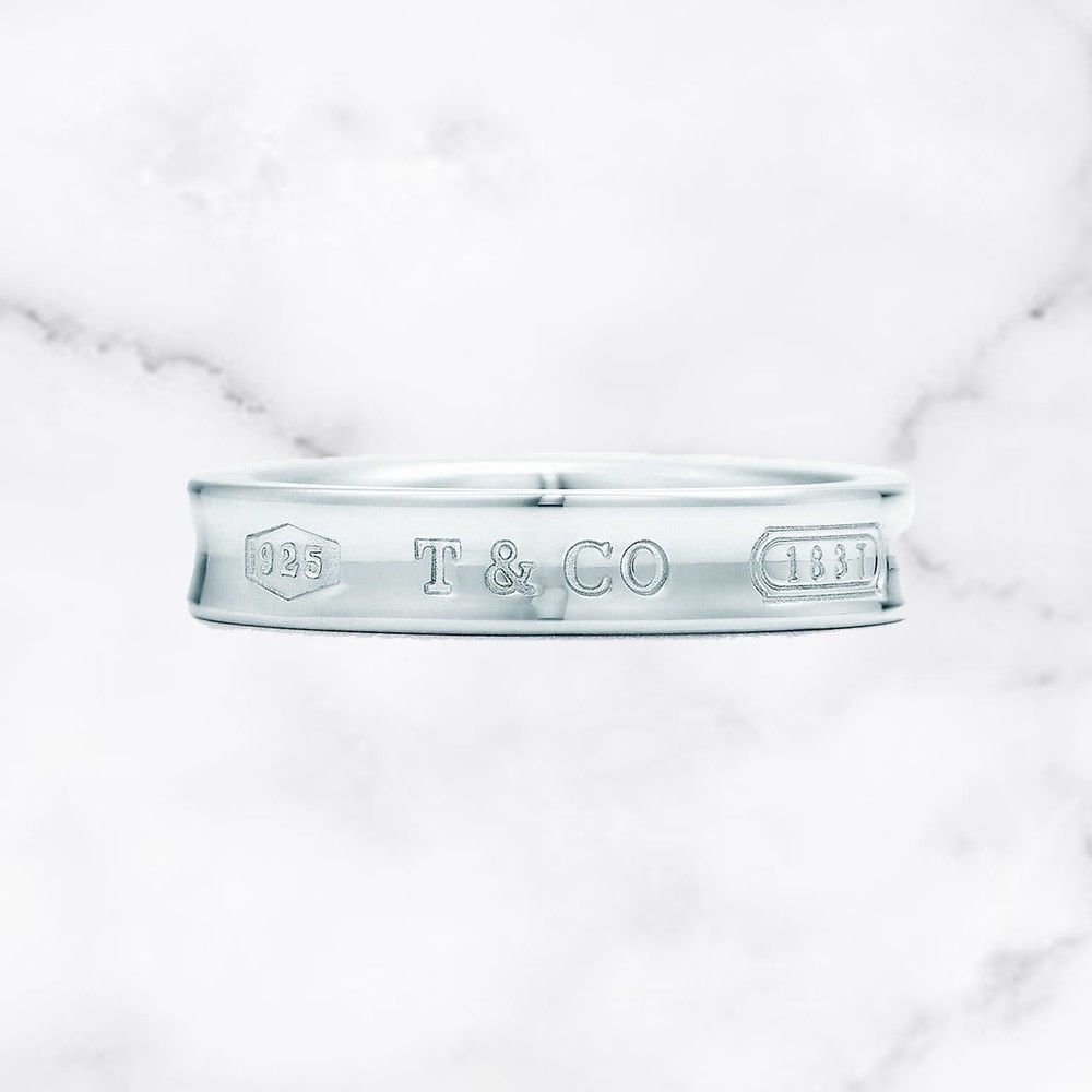 Tiffany & Co.的婚戒可是每個女生夢寐以求的單品之一,不過如果仍未結婚的你,又很想擁有一雙Tiffany戒指