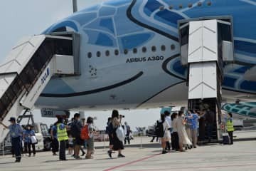 機內的氣氛超好,大家都紛紛拿著紀念品拍照。乘搭頭等艙及商務艙的乘客更可以獲得搭乘證書、背包、行李標籤等紀念品