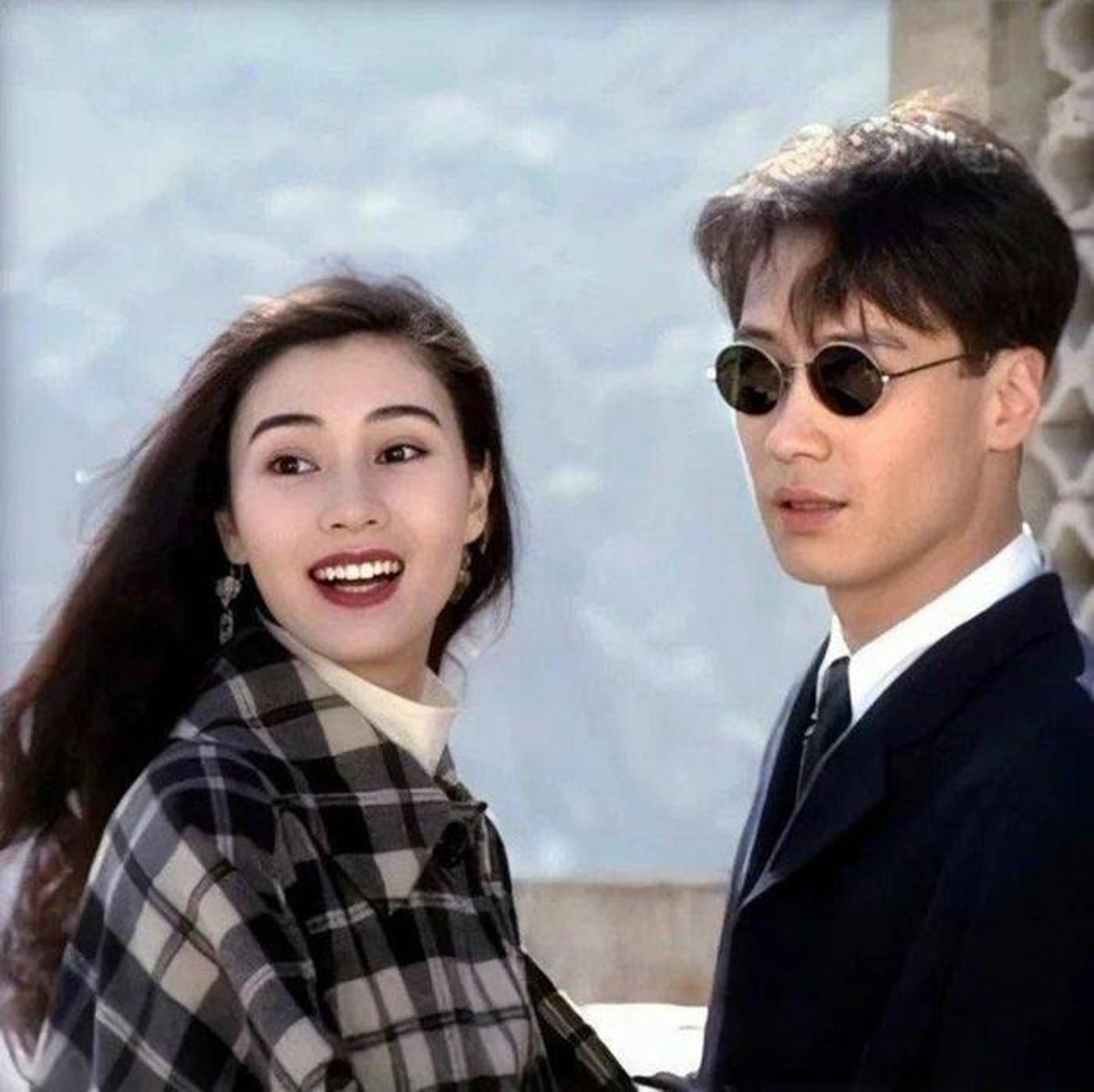 李嘉欣是中葡混血兒,爸爸是葡國人,而媽媽則是上海人,同年她再奪國際華裔小姐冠軍及最上鏡小姐,也被大家譽為「史上最靚混血港姐」。