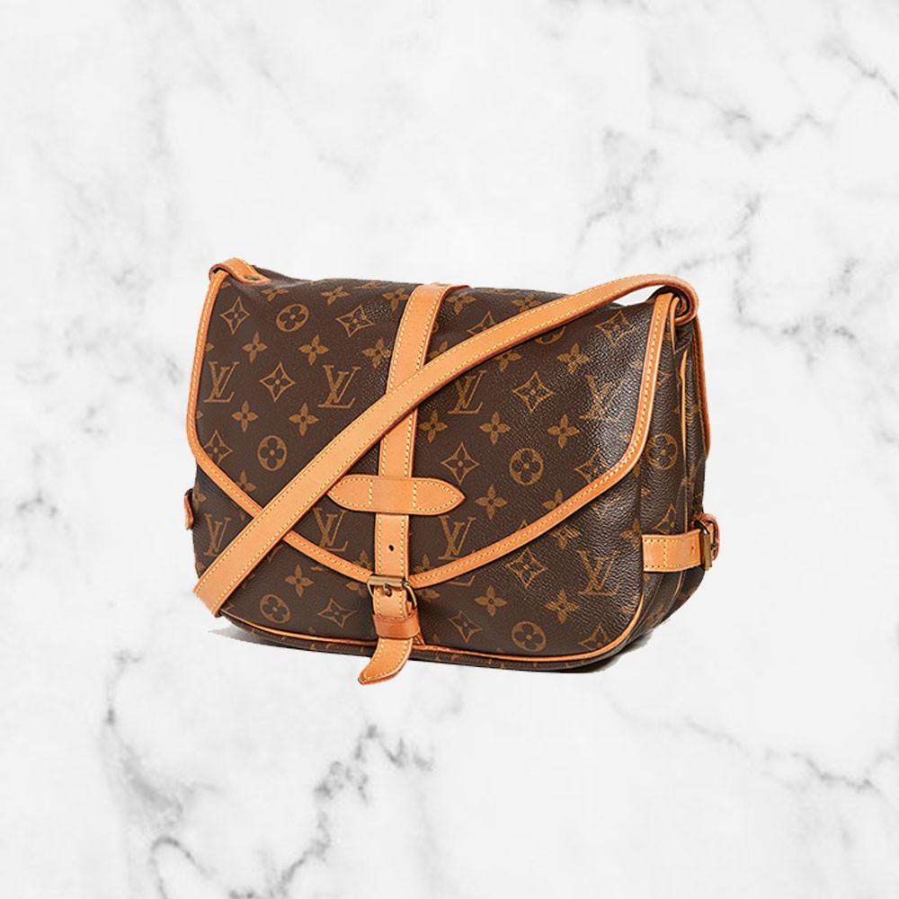 【名牌手袋網購】這款以 Monogram 帆布製作的 Saumur手袋盡顯品牌的優雅風格,就如把兩個手袋拼成在同一個手袋上,超獨一無二的設計。