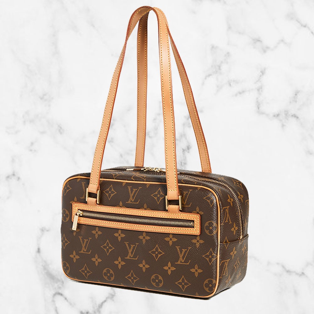 【LV手袋2020】這款LV Tote Bag造型很別緻,長方形的小手袋配上超長的肩帶,不論手拿、肩揹也可以!其中一面的外層加入了一條拉鍊外袋,超可愛的設計,也絕不易與人撞款!