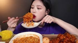 為響應惜食令,內地掀「寵物大胃王」熱潮,強迫寵物進食辣椒雞髀,被狠批喪心病狂!