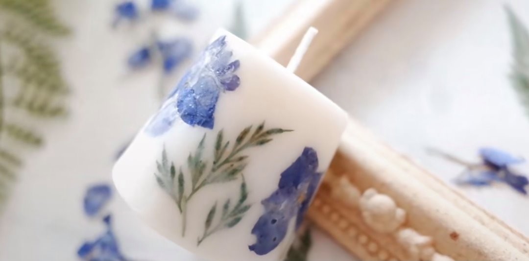 乾花蠟燭最後,等待蠟燭冷掉變固體,就可以撕掉表面的紙杯,然後插進蠟燭芯就可以了(或在蠟半凝固的時候插入會比較容易)!在使用時記得放蠟燭碟子在底部才燒喔~以免蠟燭溶掉滴到桌子上!